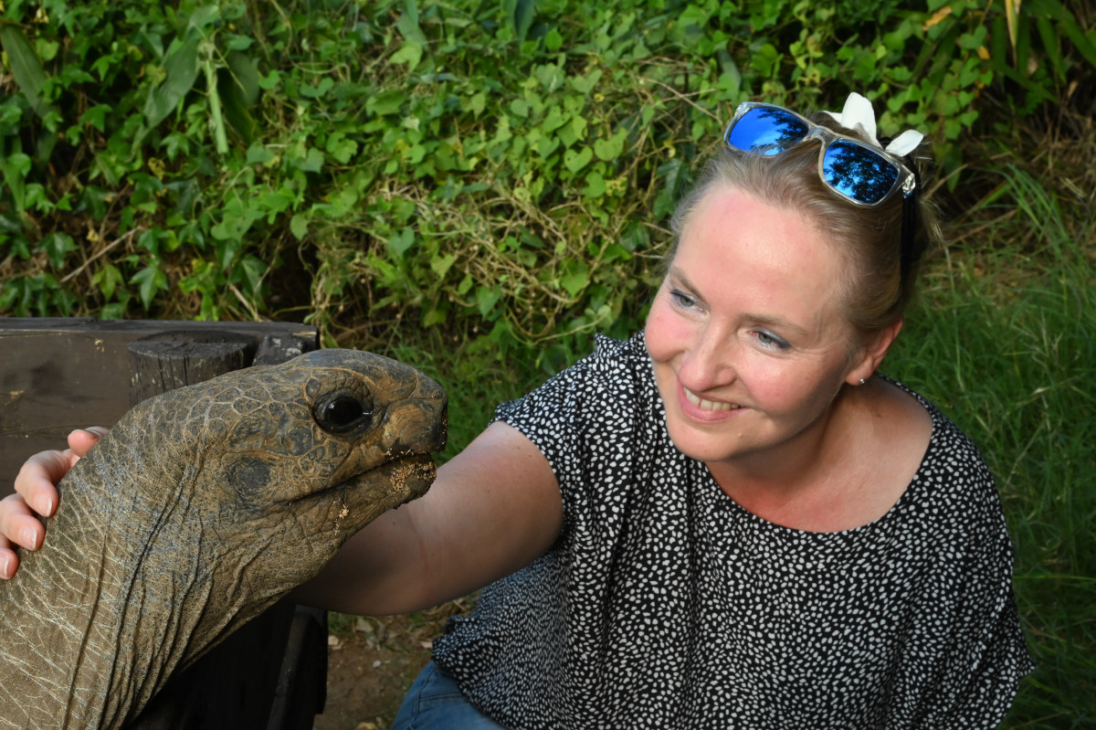 Evelyn mit Riesenschildkröte